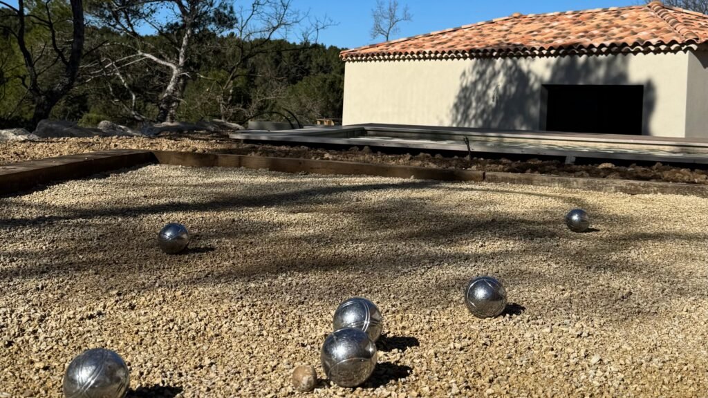 Les Champs Gallone - Boulodrome - Maison d'hôtes en Provence avec jacuzzi privatif à la Roque d'Anthéron